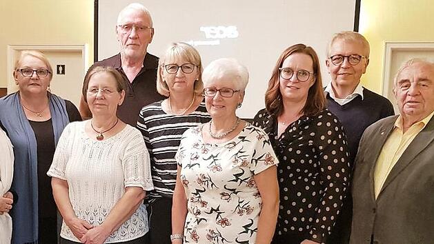Die neu gew&auml;hlte Vorstandschaft des Vereins "Gemeinsam gegen Krebs". Von rechts Heinz Hausmann (Beirat), Harald Lappe (Kassenpr&uuml;fer), Claudia Friedrich (bisherige Kassiererin), Hilde Preinl (Beirat), Gisela Fehn (Kassiererin), G&uuml;nter Landgrafe (3.Vorsitzender), Edeltraud Greif (Schriftf&uuml;hrerin), Michaela L&ouml;ffler (Sekret&auml;rin), Martina Stauch (Erste Vorsitzende), Es fehlt auf dem Bild Wolfgang Beiergr&ouml;&szlig;lein (Zweiter Vorsitzender). Foto: K.- H. Hofmann