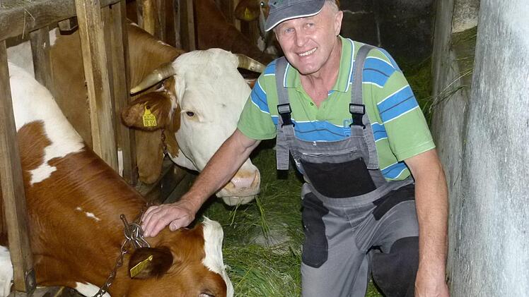Werner Limmer ist stolz auf Lieblingskuh "Milka" und verteilt gerne Streicheleinheiten. Fotos: Werner Oetter