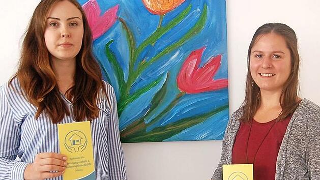 Katharina Koch (links) und Teresa Falter sind die beiden Ansprechpartnerinnen bei der Fachstelle f&uuml;r Wohnungserhalt und Wohnungslosenhilfe. Foto: Helke Renner