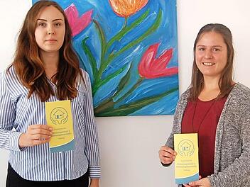 Katharina Koch (links) und Teresa Falter sind die beiden Ansprechpartnerinnen bei der Fachstelle für Wohnungserhalt und Wohnungslosenhilfe. Foto: Helke Renner
