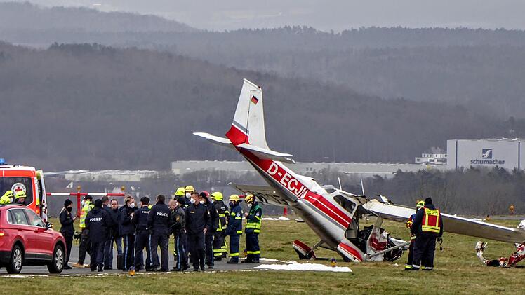 Das Schulungsflugzeug liegt neben der Bahn.