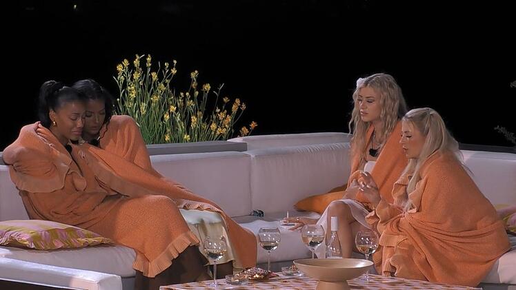 Die Frauen tr&ouml;sten die geschockte Vanessa.