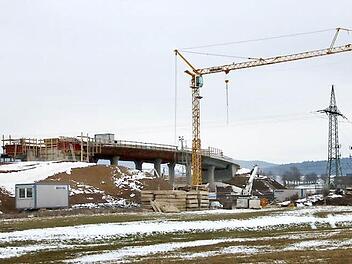 Die Eisenbahnbrücke zwischen Niederau und Unterneuses ist gesperrt, weil sie abgerissen wird. Fotos: Tobias Kindermann