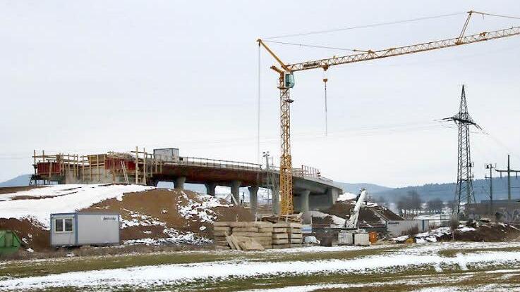 Die Eisenbahnbrücke zwischen Niederau und Unterneuses ist gesperrt, weil sie abgerissen wird. Fotos: Tobias Kindermann