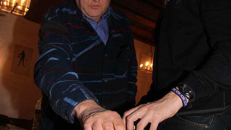 Klaus Blessing und sein Sohn Stefan sind eigens aus Schwarzenbach an der Saale nach Mitwitz gekommen, um sich Anregungen zu holen. Die beiden haben drei Bienenvölker. Foto: Sonja Adam