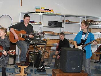 Sie alle haben Spaß am gemeinsamen musizieren in der Band des Musikinstituts Stadtsteinach (von links): Sophie Heiß, Christina Witzgall, Lara Pfändner, Martin Bittermann, Daniel Nitsche und Felix Schmidt. Foto: Sonja Adam