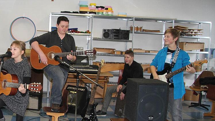 Sie alle haben Spaß am gemeinsamen musizieren in der Band des Musikinstituts Stadtsteinach (von links): Sophie Heiß, Christina Witzgall, Lara Pfändner, Martin Bittermann, Daniel Nitsche und Felix Schmidt. Foto: Sonja Adam