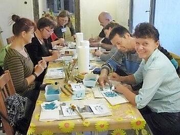 Spaß beim Malen mit Schablonen Foto: Christa Franz