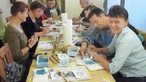 Spaß beim Malen mit Schablonen Foto: Christa Franz