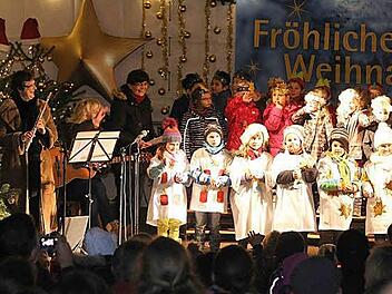 Für das 16. Türchen des Lebendigen Adventskalenders waren die Vorschulkinder der Kindertagesstätte St. Magdalena auf der Bühne.  Foto: Brandl