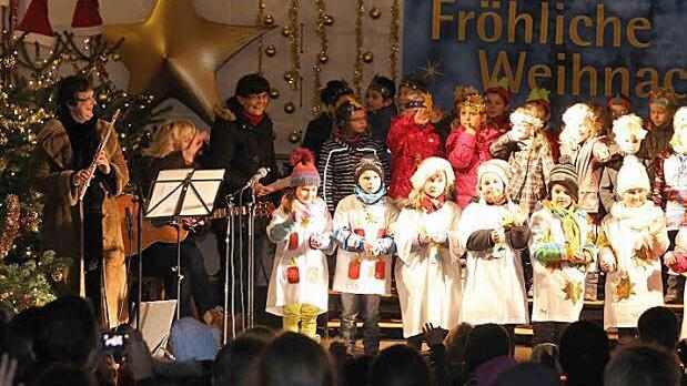 Für das 16. Türchen des Lebendigen Adventskalenders waren die Vorschulkinder der Kindertagesstätte St. Magdalena auf der Bühne.  Foto: Brandl