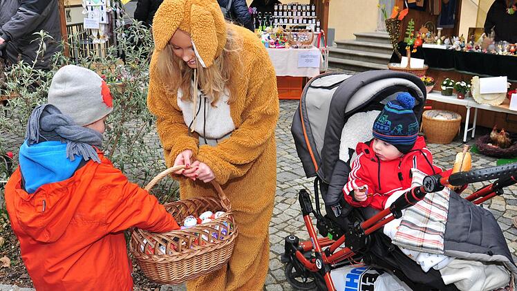 Osterhase "Hasimir" mit den Kindern