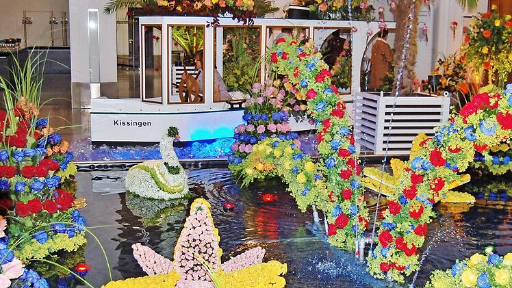 Sogar das Dampferle schwamm im Foyer des Regentenbaues mit Enten und Schwänen. Fotos: S. von Dobschütz