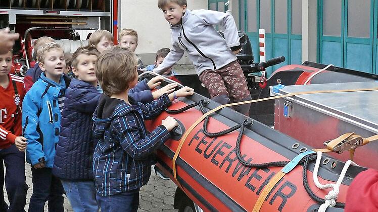 Das Schlauchboot der Häusler sorgte für Begeisterung bei den Kleinen.  Fotos: Czelustek