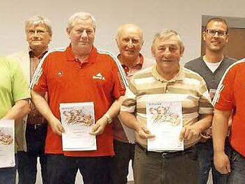 Ehrungen beim TTC Au für aktive Tischtennis-Spieler. Das Bild zeigt (von links) Franz Hennig, Peter Sigmund, Kreisvorsitzenden Edgar Kraus, Bernd Benkenstein, Edwin Bauer, Jürgen Feick, Christian Wagner, Vorsitzenden Thomas Feick und Harry Karl. Foto: privat