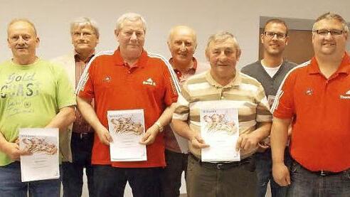 Ehrungen beim TTC Au für aktive Tischtennis-Spieler. Das Bild zeigt (von links) Franz Hennig, Peter Sigmund, Kreisvorsitzenden Edgar Kraus, Bernd Benkenstein, Edwin Bauer, Jürgen Feick, Christian Wagner, Vorsitzenden Thomas Feick und Harry Karl. Foto: privat