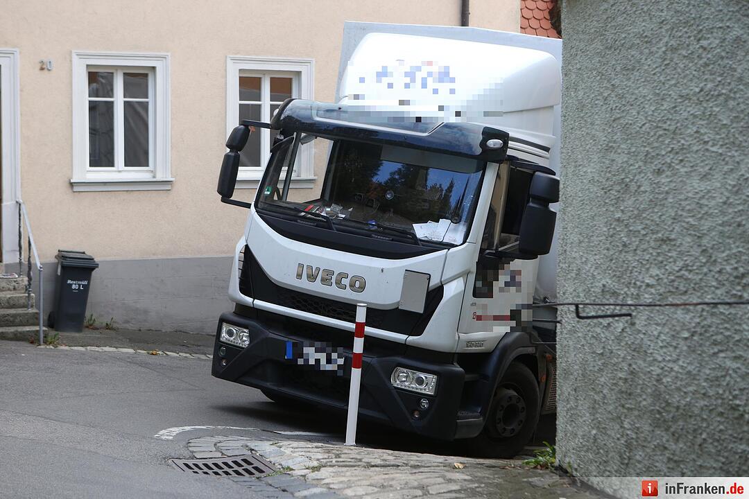 Irrfahrt durch Bamberger Altstadt endet fŸr Lkw festgefahren an Hauswand