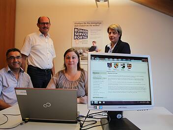 Sie testen das neue System: Kämmerer Lothar Ziegler, Bürgermeister Dieter Muth, Marina Bayer vom Einwohnermeldeamt und Expertin Katrin Kräuter von der Anstalt für Kommunale Datenverarbeitung. Foto: Ulrike Müller