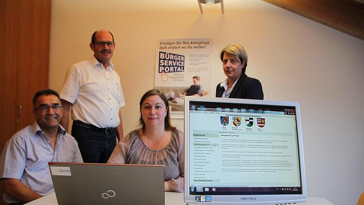Sie testen das neue System: Kämmerer Lothar Ziegler, Bürgermeister Dieter Muth, Marina Bayer vom Einwohnermeldeamt und Expertin Katrin Kräuter von der Anstalt für Kommunale Datenverarbeitung. Foto: Ulrike Müller