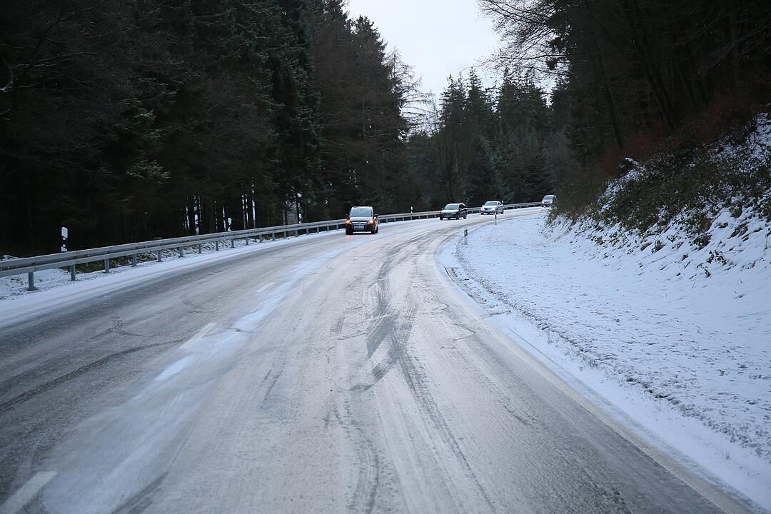 Wintereinbruch in Franken: Blitzeis und Schnee