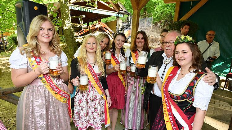 Sechs der bisher acht Bierköniginnnen kamen zur Inthronisation von "Miriam I."  Foto: Ronald Rinklef