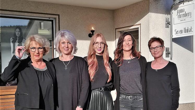 Friseurmeisterin Janina Ehrenberg (31, Mitte) vor ihrem Steinacher Salon mit dem bewährten Team (von links), ihrer Mutter Marianne Ehrenberg, Sabine Wagner, Lisa Hehn und Ute Lemmer. Sigismund von Dobschütz
