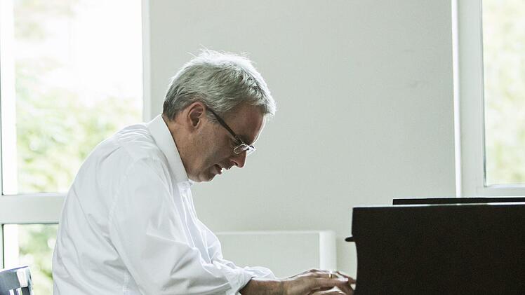 Virtuoser Tastenkünstler und begeisternder Musikerklärer: Der Pianist Markus Becker beeindruckte sein Publikum im Kunstverein.Foto:Jochen Berger