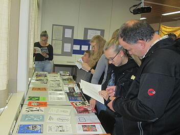 Die Ausstellung über die Geschichte des Frobenius-Gymnasiums stößt auf großes Interesse. Foto: Winfried Ehling