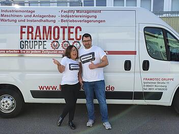 Framotec-Geschäftsführer Sebastian Scherer mit einer Mitarbeiterin. Mit seinem mobilen Einkaufsservice will das Nürnberger Unternehmen Senioren und Alleinerziehenden während der Corona-Krise unter die Arme greifen. Foto: Framotec