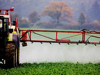 Glyphosat ist der weltweit am meisten eingesetzte Wirkstoff in Pflanzenschutzmitteln. Unklar ist, welche Gefahr von ihm ausgeht. Glyphosat an richtiger Stelle zu verwenden und entsprechend zu dosieren, mache durchaus Sinn, meint der an der Kulmbacher Fakult&auml;t t&auml;tige Pflanzenphysiologe Professor Stephan Clemens Foto: Patrick Pleul, dpa