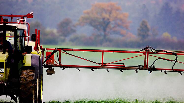Glyphosat ist der weltweit am meisten eingesetzte Wirkstoff in Pflanzenschutzmitteln. Unklar ist, welche Gefahr von ihm ausgeht. Glyphosat an richtiger Stelle zu verwenden und entsprechend zu dosieren, mache durchaus Sinn, meint der an der Kulmbacher Fakultät tätige Pflanzenphysiologe Professor Stephan Clemens Foto: Patrick Pleul, dpa