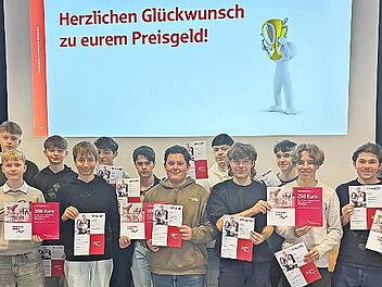 B&ouml;rsenspiel-Betreuerin Magdalena Kestel mit den vier Gewinnerteams das Caspar-Vischer-Gymnasiums