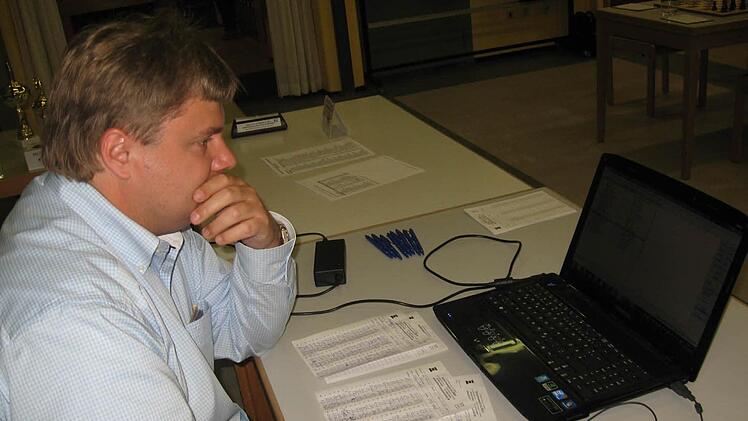 Ingo Thorn.trägt die Ergebnisse bei den oberfränkischen Meisterschaften in Schney in seinen Computer ein. Foto: Markus Häggberg