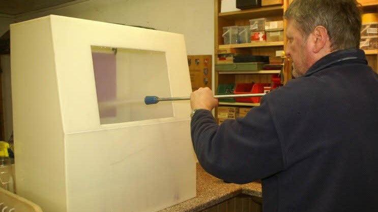 Die Reste der Strahlfolie und die Kleberreste werden im Wasserbad entfernt.