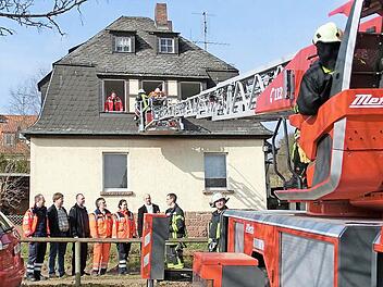 Wenn in einem Haus die räumlichen Bedingungen so schlecht sind, dass eine Person mit einer Trage nicht zu befördern und zu retten ist, müssen andere Lösungen her. Dann geht es im Besonderen um den Einsatz einer Drehleiter. Fotos: Peter Rauch