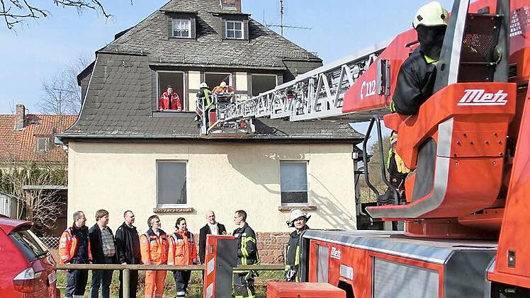 Wenn in einem Haus die räumlichen Bedingungen so schlecht sind, dass eine Person mit einer Trage nicht zu befördern und zu retten ist, müssen andere Lösungen her. Dann geht es im Besonderen um den Einsatz einer Drehleiter. Fotos: Peter Rauch