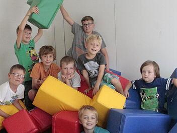 Die Schaumstoff-Kissen machen den Kindern Spaß. Foto: Josef Hofbauer