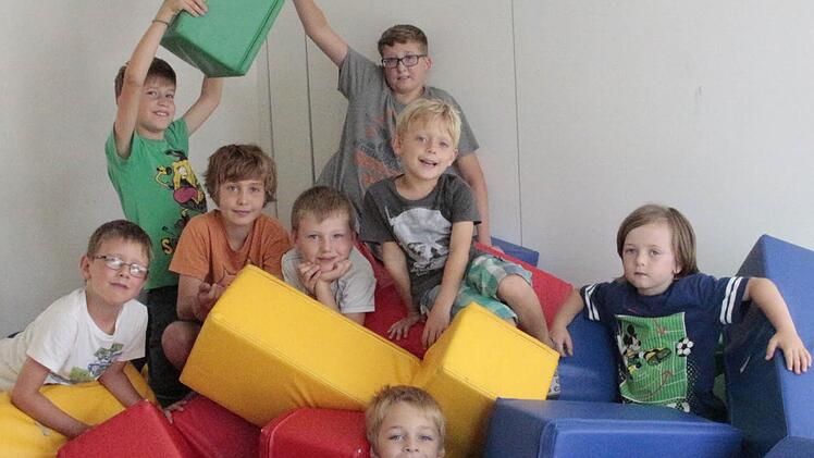 Die Schaumstoff-Kissen machen den Kindern Spaß. Foto: Josef Hofbauer