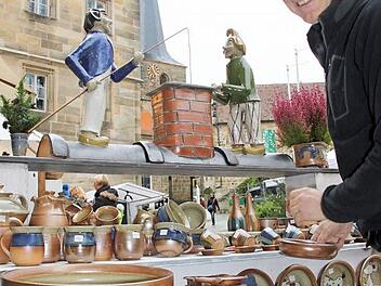 Kunst und ein traumhaftes Ambiente: Jürgen Strohm aus Villingen-Schwenningen stellt auf dem Brandplatz vor dem Thurnauer Schloss aus. Foto: Alexander Hartmann