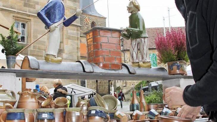 Kunst und ein traumhaftes Ambiente: Jürgen Strohm aus Villingen-Schwenningen stellt auf dem Brandplatz vor dem Thurnauer Schloss aus. Foto: Alexander Hartmann