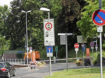 Hier ragt der Schilderwald gen Himmel. Allerdings treffen dort auch etliche Straßen aufeinander, und der Beginn der Kursperrzone kommt auch noch hinzu. Foto: Thomas Mäuser
