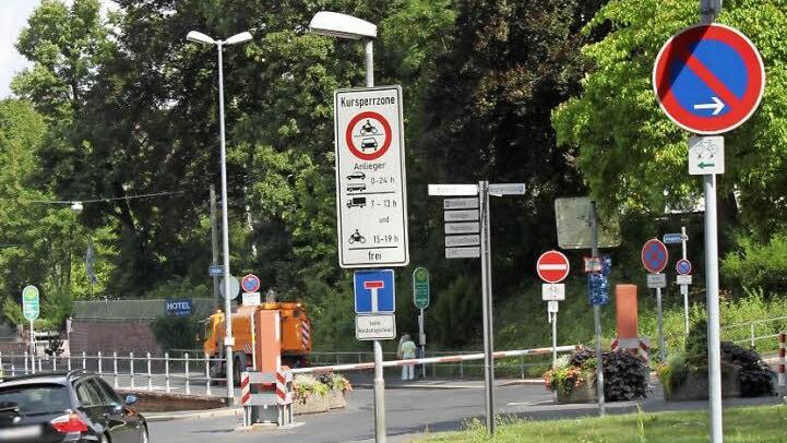 Hier ragt der Schilderwald gen Himmel. Allerdings treffen dort auch etliche Straßen aufeinander, und der Beginn der Kursperrzone kommt auch noch hinzu. Foto: Thomas Mäuser