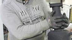 Ein gepresster Sandkern wird aus der Kernschießmaschine entnommen.  Foto: Friedwald Schedel