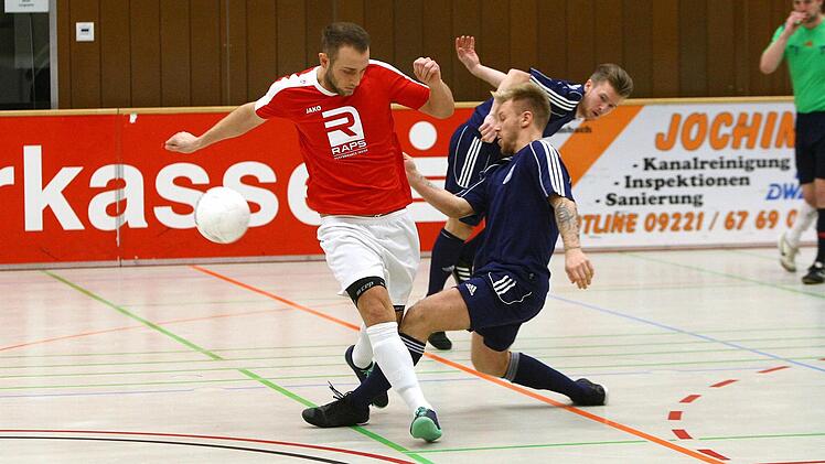 Danny Simon wird von Patrick Werther gefoult. Foto: Monika Limmer