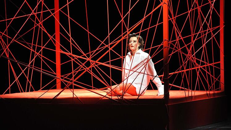 "La voix humaine": Szene aus der Monooper von Francis Poulenc mit Anna Gütter, die am Samstag Premiere am Landestheater Coburg feierte.Foto: Andrea Kremper