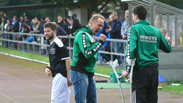 Trainer Detlef Zenk bejubelt den Sieg in Stadtsteinach. Foto: Monika Limmer