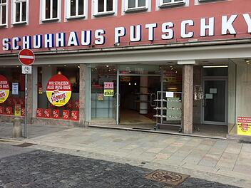 Trotz Mieterwechsel und Umbau: Der Schriftzug "Putschky" kann bleiben, und drinnen wird es auch künftig Schuhe zu kaufen geben. Foto: Oliver Schmidt