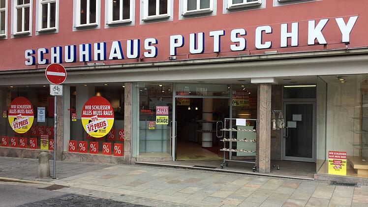 Trotz Mieterwechsel und Umbau: Der Schriftzug "Putschky" kann bleiben, und drinnen wird es auch künftig Schuhe zu kaufen geben. Foto: Oliver Schmidt