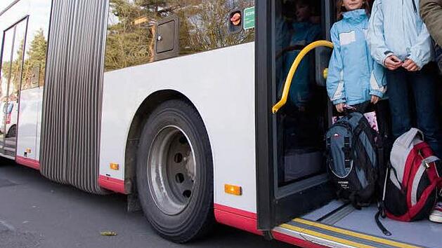 Unfall in Nordrhein-Westfalen: In Dortmund kracht ein Schulbus gegen eine Hauswand. Die Polizei ermittelt derzeit, wie es dazu gekommen ist.  Symbolbild: Jan Potente/ADAC/dpa