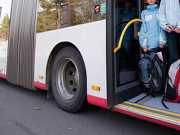 Unfall in Nordrhein-Westfalen: In Dortmund kracht ein Schulbus gegen eine Hauswand. Die Polizei ermittelt derzeit, wie es dazu gekommen ist.  Symbolbild: Jan Potente/ADAC/dpa